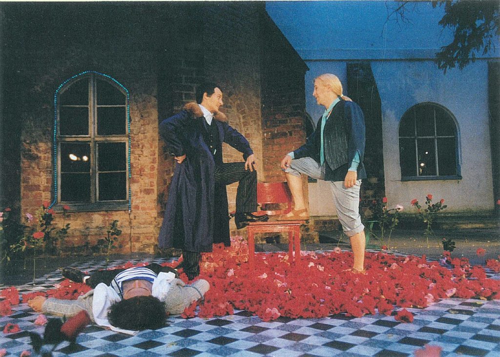 La Scala di Seta, Komische Farsa in einem Akt von Gioachino Rossini, „Oper Oder-Spree“ Kloster Neuzelle, 2002, Regie: Cornelia Just, Ausstattung: Cornelia Just, Musikalische Leitung: Judith Kubitz, Fotos: Teuchert