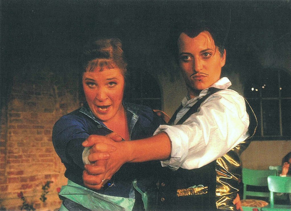 La Scala di Seta, Komische Farsa in einem Akt von Gioachino Rossini, „Oper Oder-Spree“ Kloster Neuzelle, 2002, Regie: Cornelia Just, Ausstattung: Cornelia Just, Musikalische Leitung: Judith Kubitz, Fotos: Teuchert