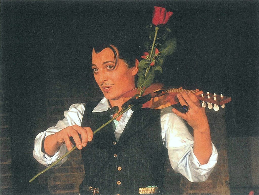 La Scala di Seta, Komische Farsa in einem Akt von Gioachino Rossini, „Oper Oder-Spree“ Kloster Neuzelle, 2002, Regie: Cornelia Just, Ausstattung: Cornelia Just, Musikalische Leitung: Judith Kubitz, Fotos: Teuchert