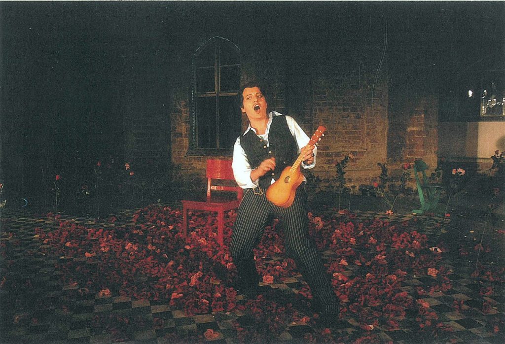 La Scala di Seta, Komische Farsa in einem Akt von Gioachino Rossini, „Oper Oder-Spree“ Kloster Neuzelle, 2002, Regie: Cornelia Just, Ausstattung: Cornelia Just, Musikalische Leitung: Judith Kubitz, Fotos: Teuchert