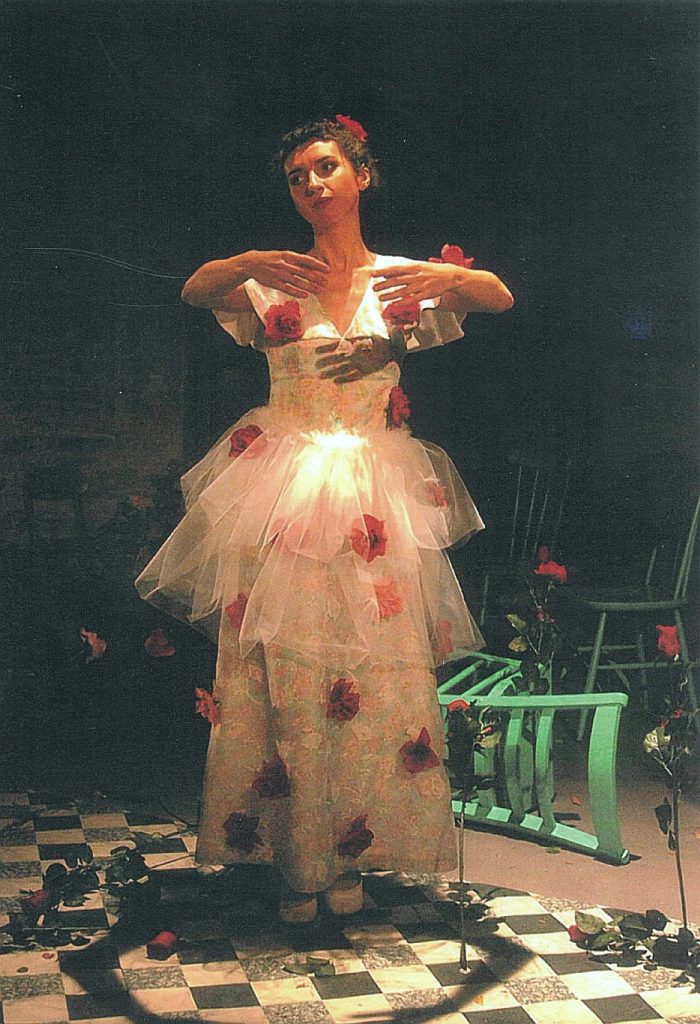 La Scala di Seta, Komische Farsa in einem Akt von Gioachino Rossini, „Oper Oder-Spree“ Kloster Neuzelle, 2002, Regie: Cornelia Just, Ausstattung: Cornelia Just, Musikalische Leitung: Judith Kubitz, Fotos: Teuchert
