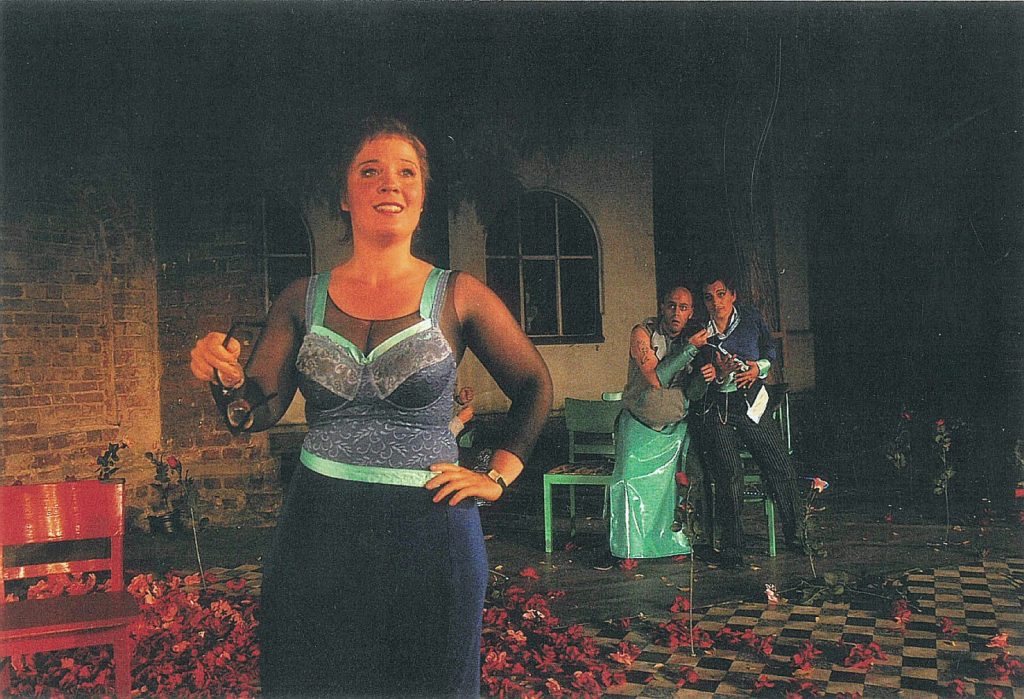 La Scala di Seta, Komische Farsa in einem Akt von Gioachino Rossini, „Oper Oder-Spree“ Kloster Neuzelle, 2002, Regie: Cornelia Just, Ausstattung: Cornelia Just, Musikalische Leitung: Judith Kubitz, Fotos: Teuchert