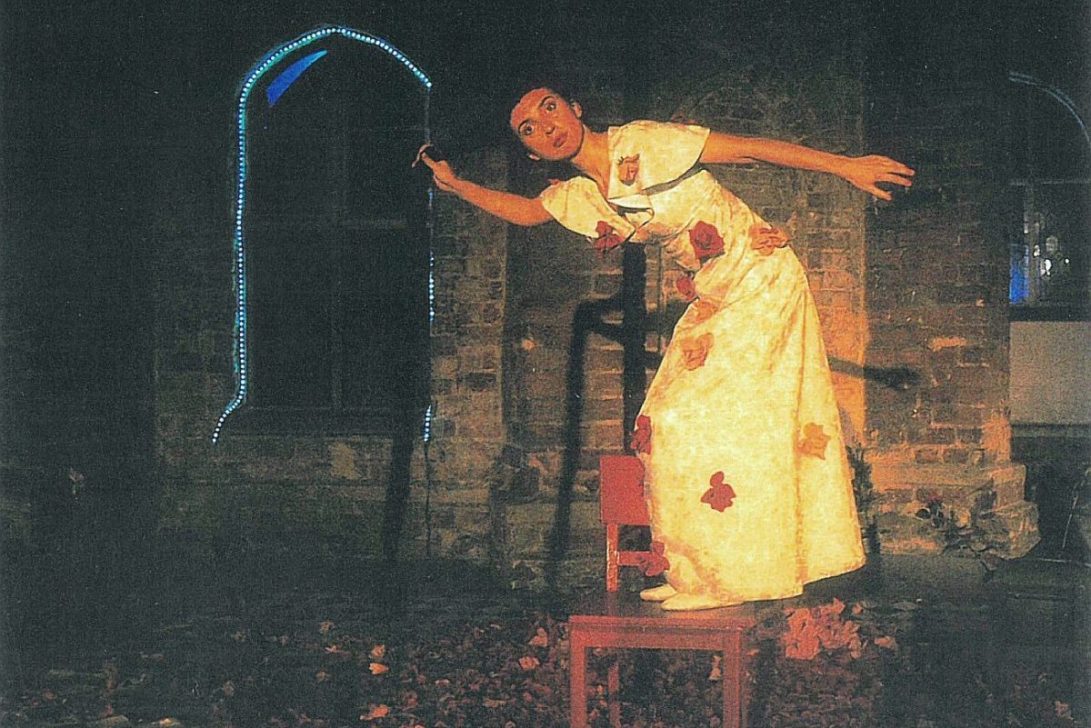 La Scala di Seta, Komische Farsa in einem Akt von Gioachino Rossini, „Oper Oder-Spree“ Kloster Neuzelle, 2002, Regie: Cornelia Just, Ausstattung: Cornelia Just, Musikalische Leitung: Judith Kubitz, Fotos: Teuchert