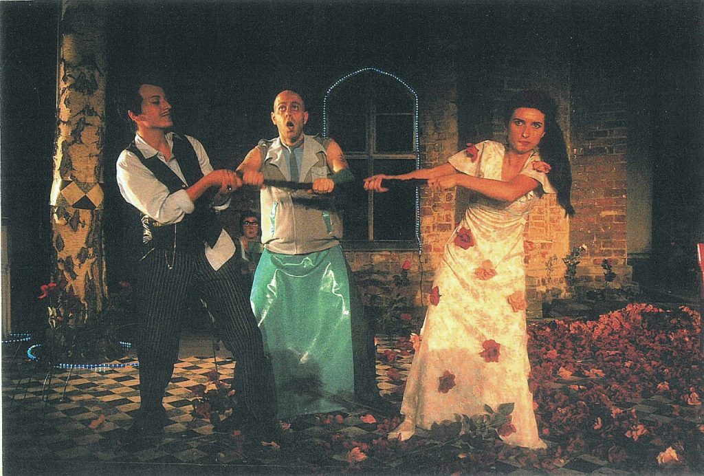 La Scala di Seta, Komische Farsa in einem Akt von Gioachino Rossini, „Oper Oder-Spree“ Kloster Neuzelle, 2002, Regie: Cornelia Just, Ausstattung: Cornelia Just, Musikalische Leitung: Judith Kubitz, Fotos: Teuchert