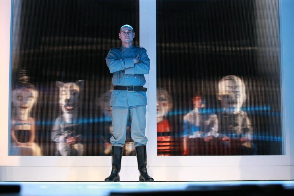 Antigone, Antikes Drama von Sophokles in der Fassung von Jean Anouilh, Landesbühnen Sachsen, 2009, Regie: Arne Retzlaff, Bühnenbild und Kostüme: Cornelia Just, Fotos: Hagen König