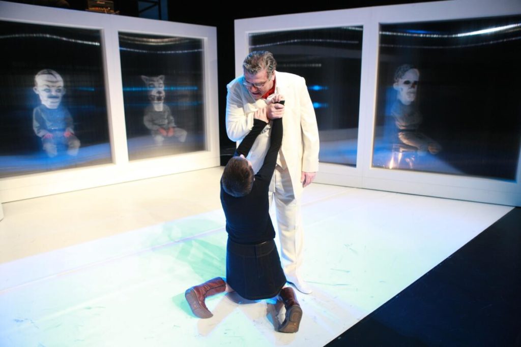 Antigone, Antikes Drama von Sophokles in der Fassung von Jean Anouilh, Landesbühnen Sachsen, 2009, Regie: Arne Retzlaff, Bühnenbild und Kostüme: Cornelia Just, Fotos: Hagen König