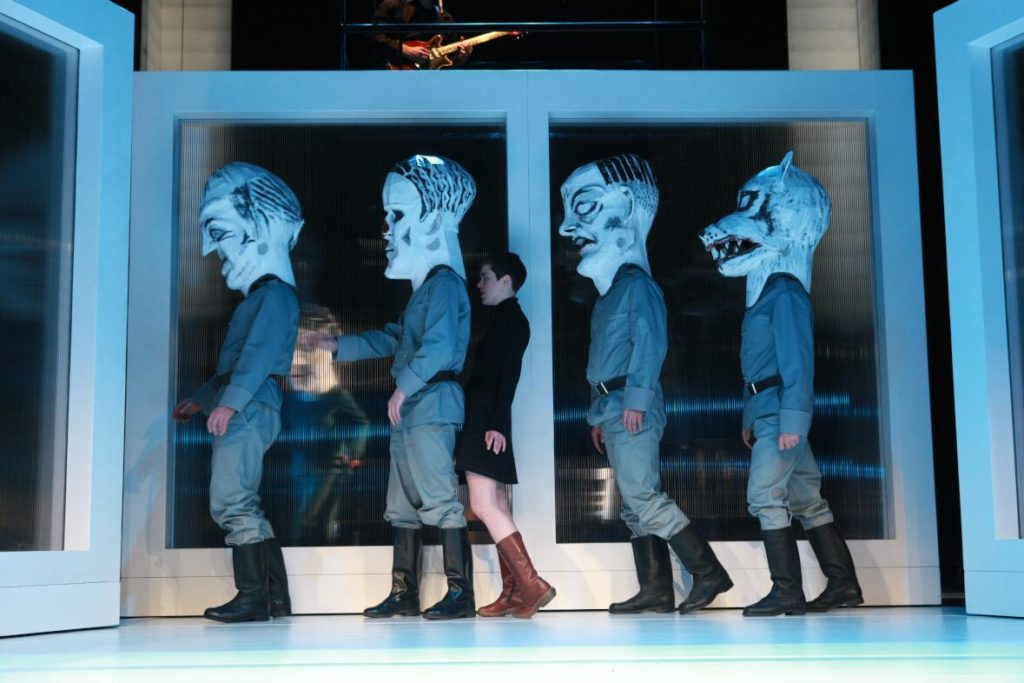 Antigone, Antikes Drama von Sophokles in der Fassung von Jean Anouilh, Landesbühnen Sachsen, 2009, Regie: Arne Retzlaff, Bühnenbild und Kostüme: Cornelia Just, Fotos: Hagen König