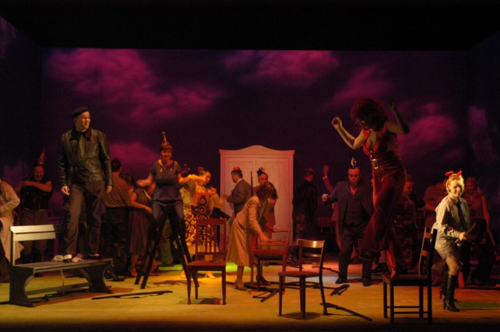 Die Macht des Schicksals, Oper in vier Akten von Giuseppe Verdi und Francesco Maria Piave, Nordharzer Städtebundtheater Halberstadt/ Quedlinburg, 2006, Regie/ Bühnenbild: Cornelia Just, Bühnenbild/ Ausstattung: Wiebke Horn, Musikalische Leitung: GMD Johannes Rieger, Fotos: Jan Mollerus