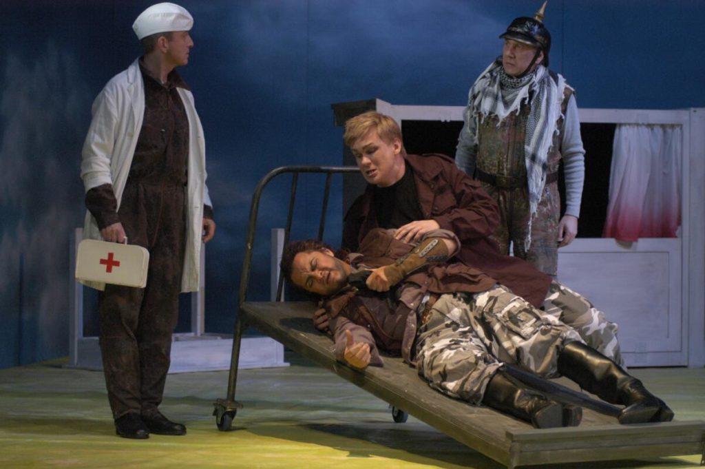 Die Macht des Schicksals, Oper in vier Akten von Giuseppe Verdi und Francesco Maria Piave, Nordharzer Städtebundtheater Halberstadt/ Quedlinburg, 2006, Regie/ Bühnenbild: Cornelia Just, Bühnenbild/ Ausstattung: Wiebke Horn, Musikalische Leitung: GMD Johannes Rieger, Fotos: Jan Mollerus
