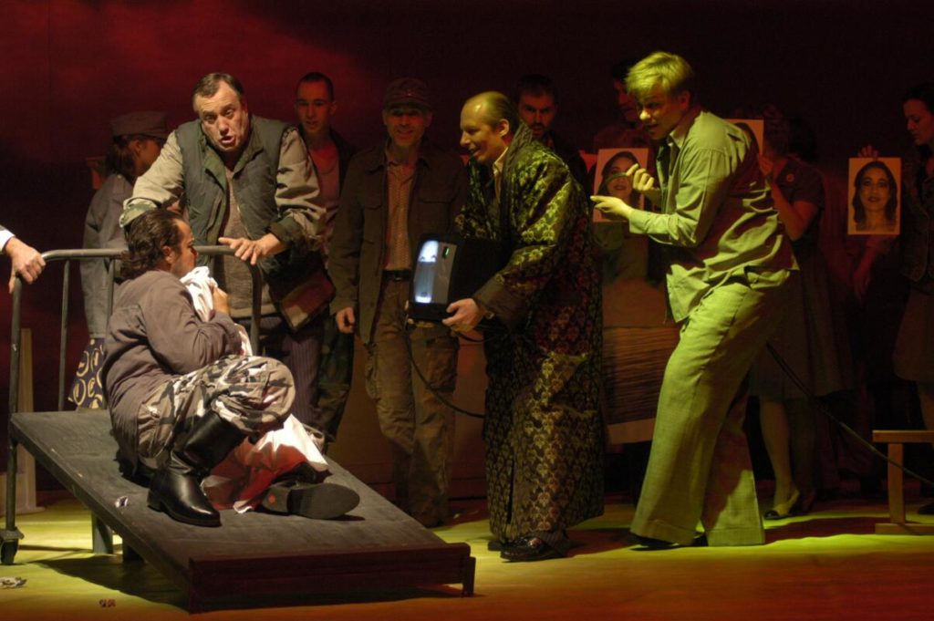 Die Macht des Schicksals, Oper in vier Akten von Giuseppe Verdi und Francesco Maria Piave, Nordharzer Städtebundtheater Halberstadt/ Quedlinburg, 2006, Regie/ Bühnenbild: Cornelia Just, Bühnenbild/ Ausstattung: Wiebke Horn, Musikalische Leitung: GMD Johannes Rieger, Fotos: Jan Mollerus