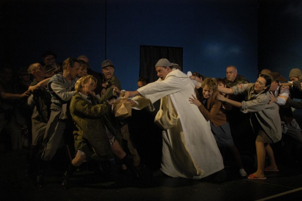 Die Macht des Schicksals, Oper in vier Akten von Giuseppe Verdi und Francesco Maria Piave, Nordharzer Städtebundtheater Halberstadt/ Quedlinburg, 2006, Regie/ Bühnenbild: Cornelia Just, Bühnenbild/ Ausstattung: Wiebke Horn, Musikalische Leitung: GMD Johannes Rieger, Fotos: Jan Mollerus