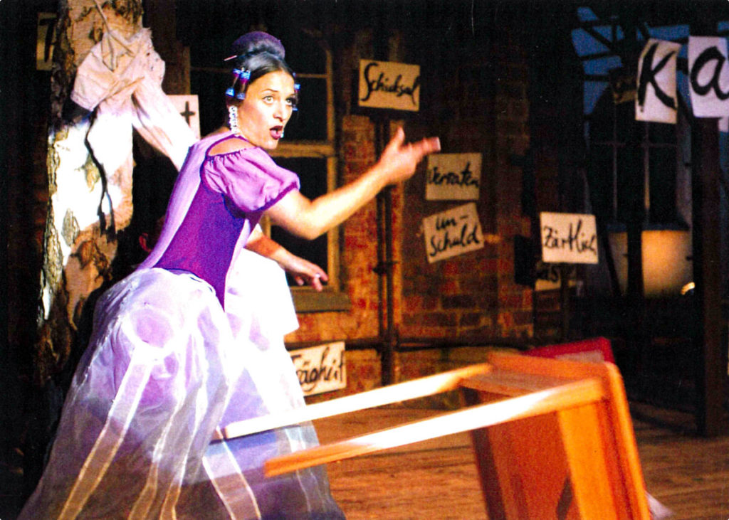 Die Gans von Kairo, Ein Stück von Cornelia Just aus dem gleichnamigen Opernfragment von Wolfgang Amadeus Mozart, Oper Oder Spree Kloster Neuzelle/ Burg Beeskow, 2003, Regie und Ausstattung: Cornelia Just, Kostüme: Wiebke Horn, Musikalische Leitung: Judith Kubitz