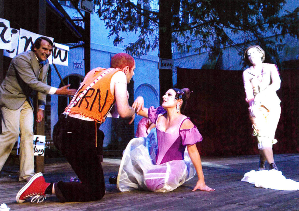 Die Gans von Kairo, Ein Stück von Cornelia Just aus dem gleichnamigen Opernfragment von Wolfgang Amadeus Mozart, Oper Oder Spree Kloster Neuzelle/ Burg Beeskow, 2003, Regie und Ausstattung: Cornelia Just, Kostüme: Wiebke Horn, Musikalische Leitung: Judith Kubitz