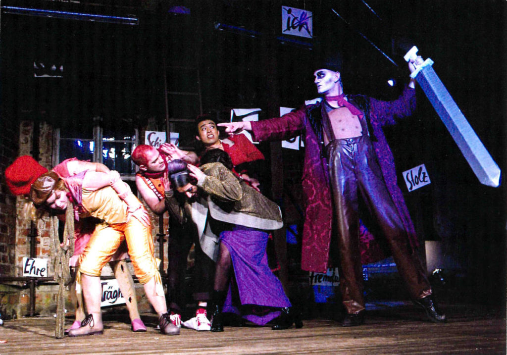 Die Gans von Kairo, Ein Stück von Cornelia Just aus dem gleichnamigen Opernfragment von Wolfgang Amadeus Mozart, Oper Oder Spree Kloster Neuzelle/ Burg Beeskow, 2003, Regie und Ausstattung: Cornelia Just, Kostüme: Wiebke Horn, Musikalische Leitung: Judith Kubitz