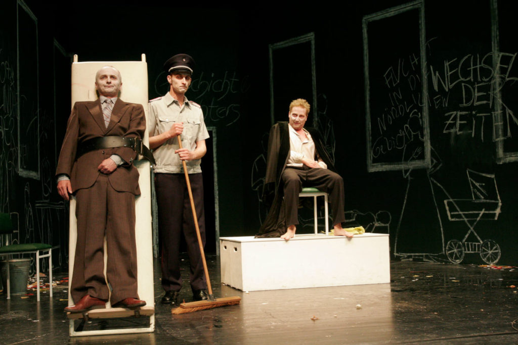 Der kaukasische Kreidekreis, Ein Vorspiel und fünf Akte, Drama und Verse von Bertolt Brecht, Musik von Paul Dessau, Landesbühnen Sachsen, 2010, Regie: Arne Retzlaff, Bühnenbild und Kostüme: Cornelia Just, Fotos: Martin Krok