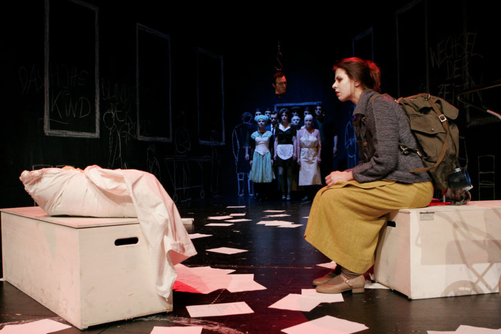 Der kaukasische Kreidekreis, Ein Vorspiel und fünf Akte, Drama und Verse von Bertolt Brecht, Musik von Paul Dessau, Landesbühnen Sachsen, 2010, Regie: Arne Retzlaff, Bühnenbild und Kostüme: Cornelia Just, Fotos: Martin Krok