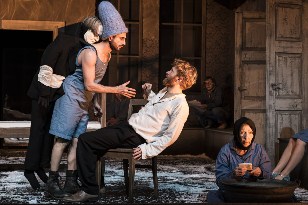 Peer Gynt, Bühnenfassung eines dramatischen Gedichts von Henrik Ibsen, Landesbühne Niedersachsen Nord Wilhelmshaven, 2017, Regie: Arne Retzlaff, Bühnenbild und Kostüme: Cornelia Just, Fotos: Volker Beinhorn