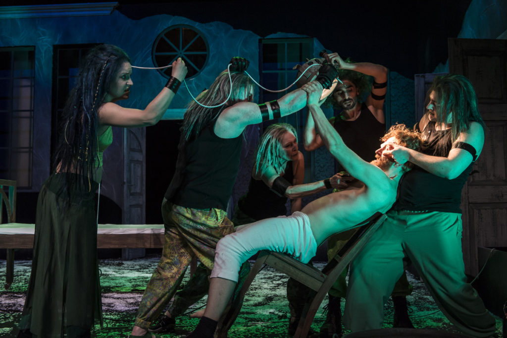 Peer Gynt, Bühnenfassung eines dramatischen Gedichts von Henrik Ibsen, Landesbühne Niedersachsen Nord Wilhelmshaven, 2017, Regie: Arne Retzlaff, Bühnenbild und Kostüme: Cornelia Just, Fotos: Volker Beinhorn