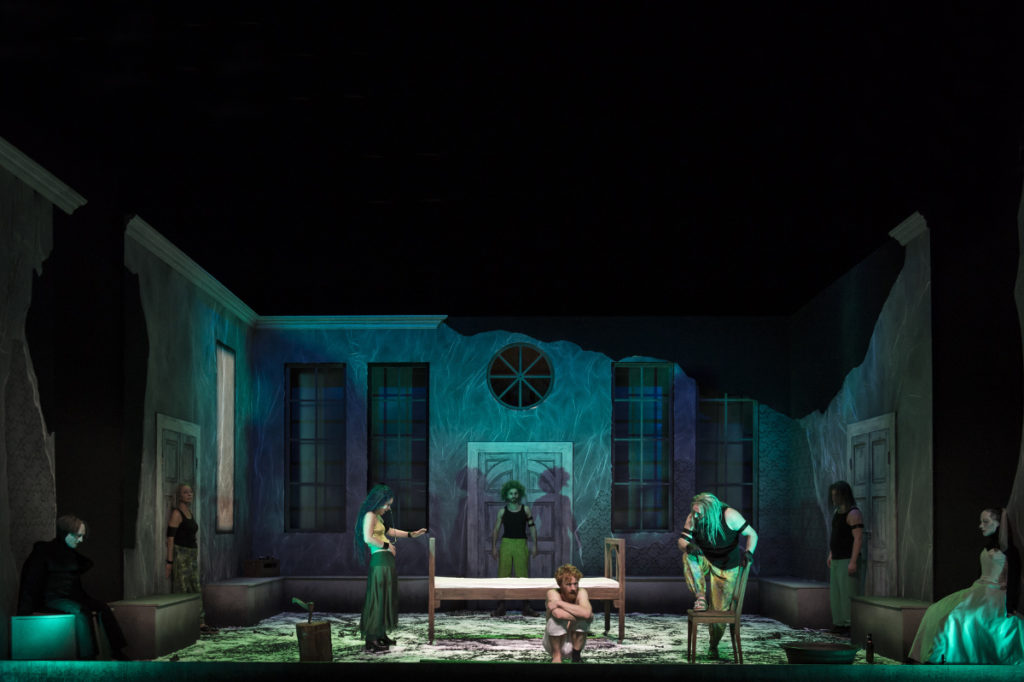 Peer Gynt, Bühnenfassung eines dramatischen Gedichts von Henrik Ibsen, Landesbühne Niedersachsen Nord Wilhelmshaven, 2017, Regie: Arne Retzlaff, Bühnenbild und Kostüme: Cornelia Just, Fotos: Volker Beinhorn