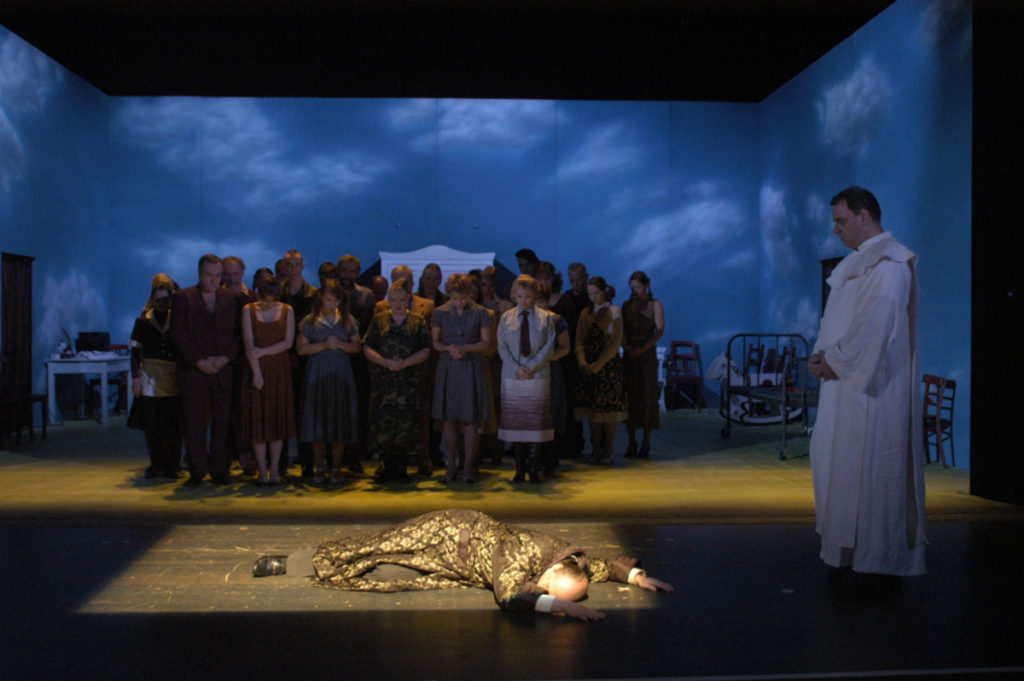 Die Macht des Schicksals, Oper in vier Akten von Giuseppe Verdi und Francesco Maria Piave, Nordharzer Städtebundtheater Halberstadt/ Quedlinburg, 2006, Regie/ Bühnenbild: Cornelia Just, Bühnenbild/ Ausstattung: Wiebke Horn, Musikalische Leitung: GMD Johannes Rieger, Fotos: Jan Mollerus
