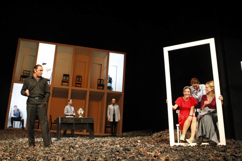 Drei Schwestern, Drama von Anton Tschechow, Landesbühnen Sachsen, 2010, Regie: Arne Retzlaff, Bühnenbild und Kostüme: Cornelia Just, Fotos: Martin Krok