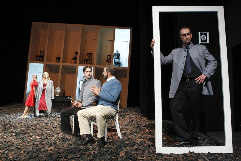 Drei Schwestern, Drama von Anton Tschechow, Landesbühnen Sachsen, 2010, Regie: Arne Retzlaff, Bühnenbild und Kostüme: Cornelia Just, Fotos: Martin Krok