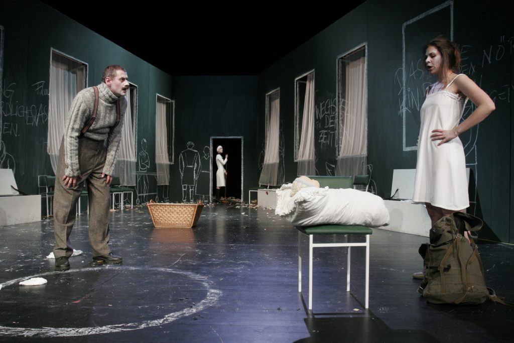 Der kaukasische Kreidekreis, Ein Vorspiel und fünf Akte, Drama und Verse von Bertolt Brecht, Musik von Paul Dessau, Landesbühnen Sachsen, 2010, Regie: Arne Retzlaff, Bühnenbild und Kostüme: Cornelia Just, Fotos: Martin Krok