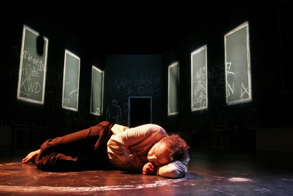 Der kaukasische Kreidekreis, Ein Vorspiel und fünf Akte, Drama und Verse von Bertolt Brecht, Musik von Paul Dessau, Landesbühnen Sachsen, 2010, Regie: Arne Retzlaff, Bühnenbild und Kostüme: Cornelia Just, Fotos: Martin Krok