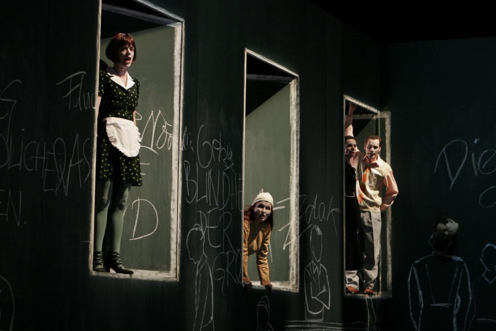 Der kaukasische Kreidekreis, Ein Vorspiel und fünf Akte, Drama und Verse von Bertolt Brecht, Musik von Paul Dessau, Landesbühnen Sachsen, 2010, Regie: Arne Retzlaff, Bühnenbild und Kostüme: Cornelia Just, Fotos: Martin Krok