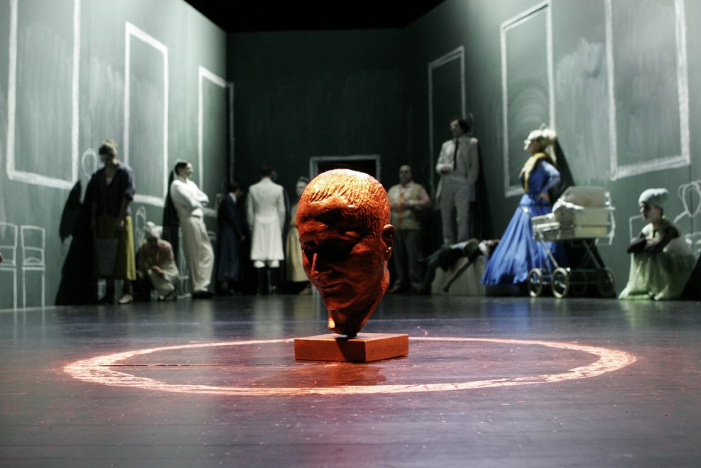 Der kaukasische Kreidekreis, Ein Vorspiel und fünf Akte, Drama und Verse von Bertolt Brecht, Musik von Paul Dessau, Landesbühnen Sachsen, 2010, Regie: Arne Retzlaff, Bühnenbild und Kostüme: Cornelia Just, Fotos: Martin Krok