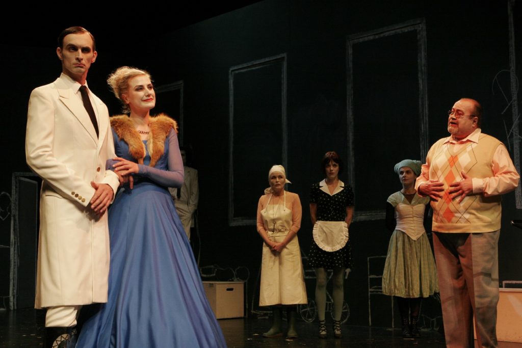 Der kaukasische Kreidekreis, Ein Vorspiel und fünf Akte, Drama und Verse von Bertolt Brecht, Musik von Paul Dessau, Landesbühnen Sachsen, 2010, Regie: Arne Retzlaff, Bühnenbild und Kostüme: Cornelia Just, Fotos: Martin Krok