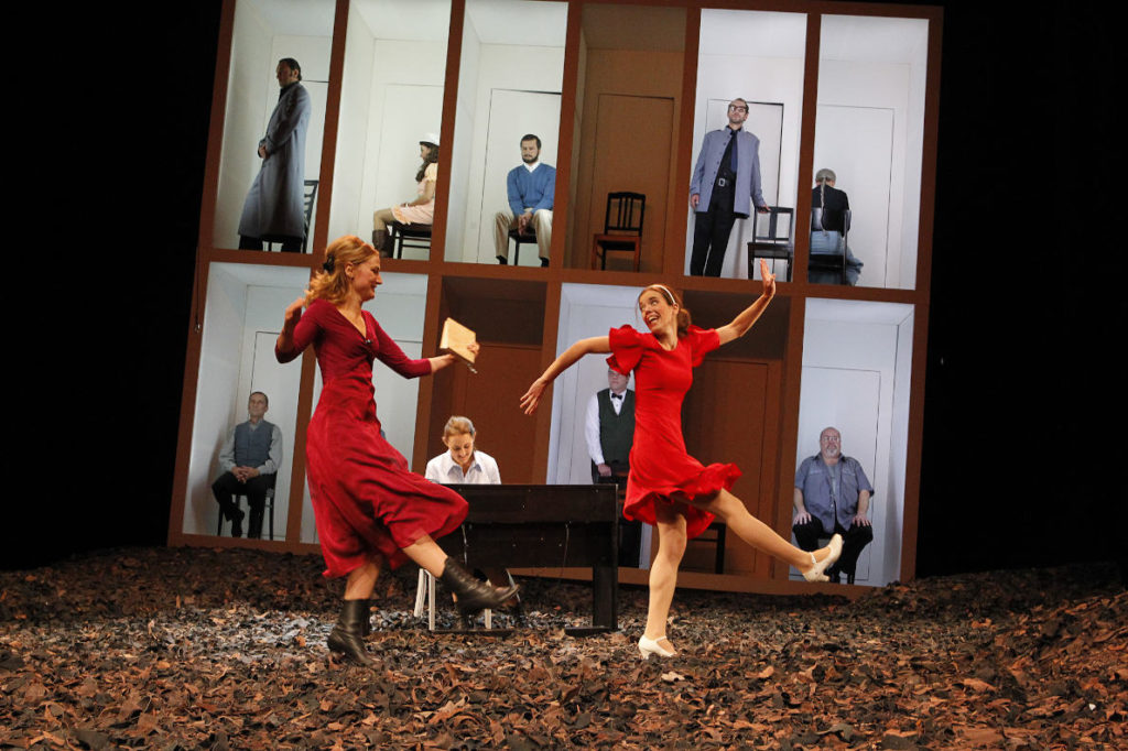 Drei Schwestern, Drama von Anton Tschechow, Landesbühnen Sachsen, 2010, Regie: Arne Retzlaff, Bühnenbild und Kostüme: Cornelia Just, Fotos: Martin Krok