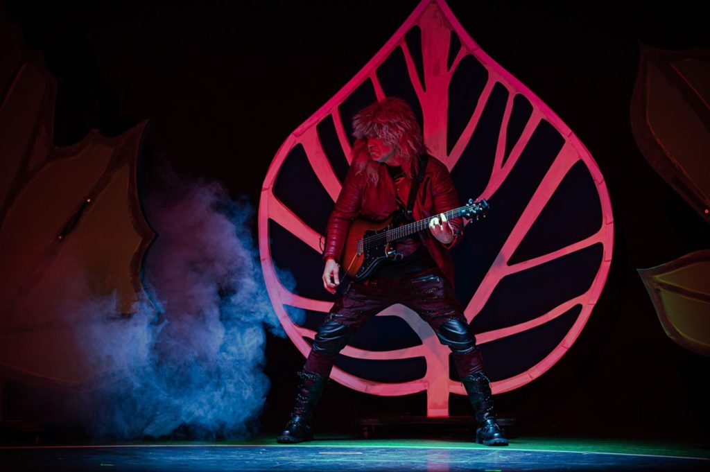 Flieg mit mir! Musical für Kinder von Cornelia Just (Text) und Andreas Gundlach (Musik), Sorbisches National-Ensemble Bautzen, 2023, Regie: Cornelia Just, Bühnenbild: Cornelia Just/ Tom Böhm, Kostüme: Tom Böhm, Musikalische Leitung: Tvrtko Karlović, Fotos: Martin Pižga