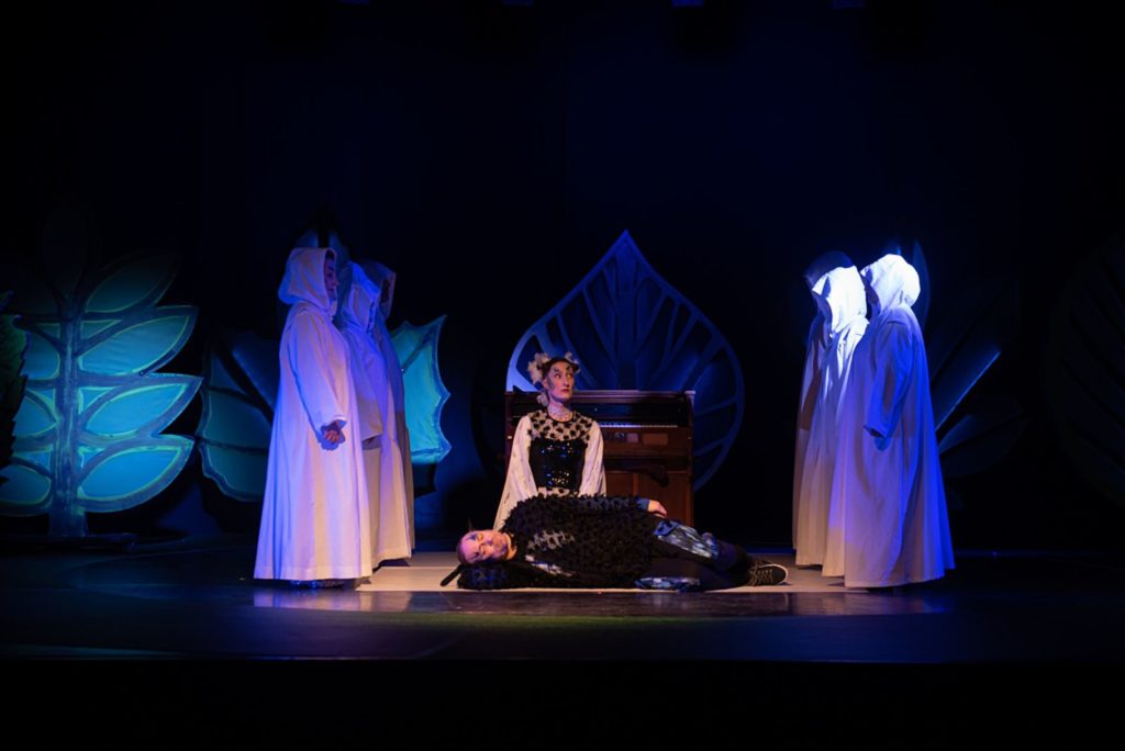 Flieg mit mir! Musical für Kinder von Cornelia Just (Text) und Andreas Gundlach (Musik), Sorbisches National-Ensemble Bautzen, 2023, Regie: Cornelia Just, Bühnenbild: Cornelia Just/ Tom Böhm, Kostüme: Tom Böhm, Musikalische Leitung: Tvrtko Karlović, Fotos: Martin Pižga