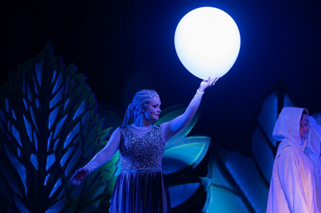 Flieg mit mir! Musical für Kinder von Cornelia Just (Text) und Andreas Gundlach (Musik), Sorbisches National-Ensemble Bautzen, 2023, Regie: Cornelia Just, Bühnenbild: Cornelia Just/ Tom Böhm, Kostüme: Tom Böhm, Musikalische Leitung: Tvrtko Karlović, Fotos: Martin Pižga