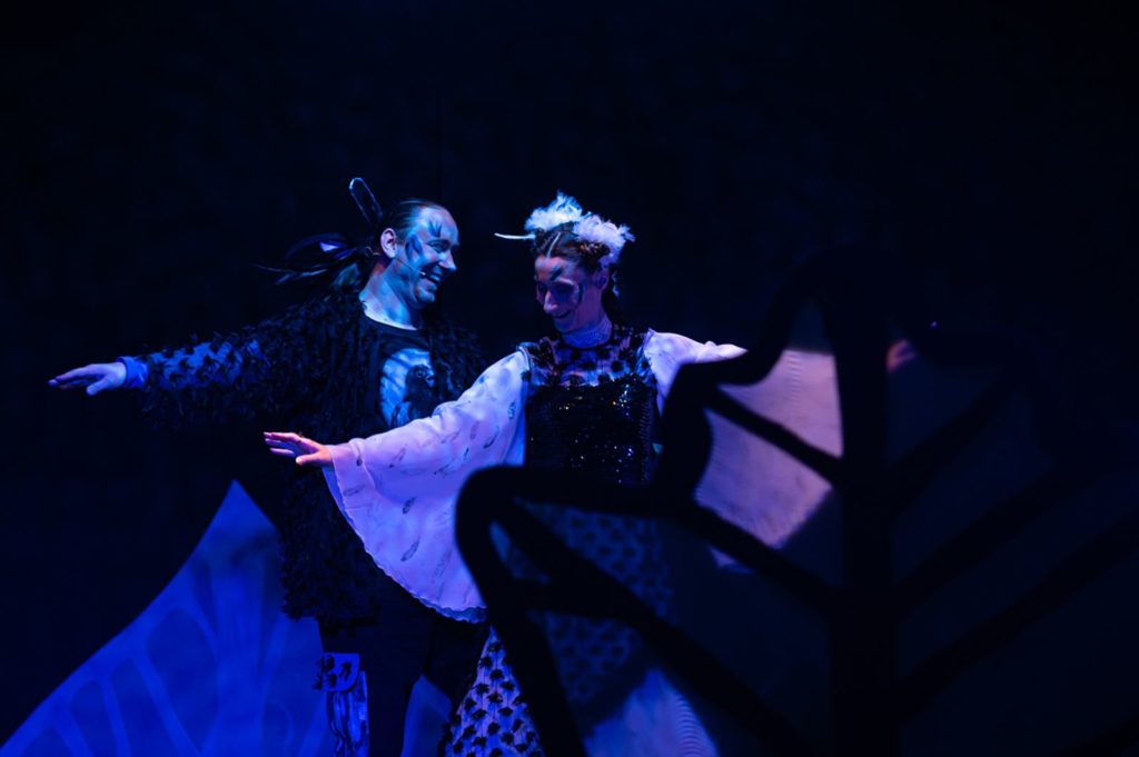 Flieg mit mir! Musical für Kinder von Cornelia Just (Text) und Andreas Gundlach (Musik), Sorbisches National-Ensemble Bautzen, 2023, Regie: Cornelia Just, Bühnenbild: Cornelia Just/ Tom Böhm, Kostüme: Tom Böhm, Musikalische Leitung: Tvrtko Karlović, Fotos: Martin Pižga