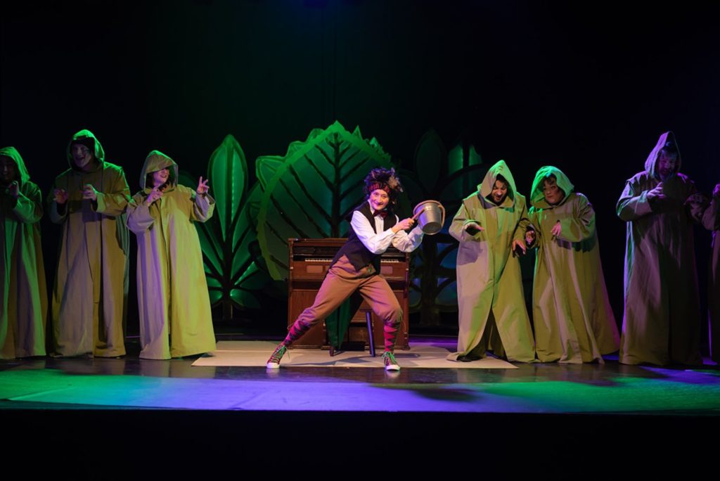 Flieg mit mir! Musical für Kinder von Cornelia Just (Text) und Andreas Gundlach (Musik), Sorbisches National-Ensemble Bautzen, 2023, Regie: Cornelia Just, Bühnenbild: Cornelia Just/ Tom Böhm, Kostüme: Tom Böhm, Musikalische Leitung: Tvrtko Karlović, Fotos: Martin Pižga